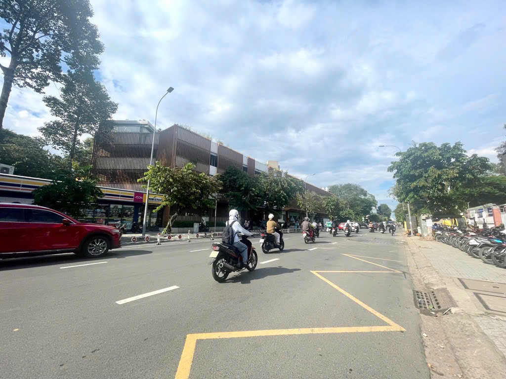 Bán gấp đất tặng nhà giảm 5 tỷ 21mx45m tiện kinh doanh hết lộ giới đối diện BV175 945m2 105tr/tháng