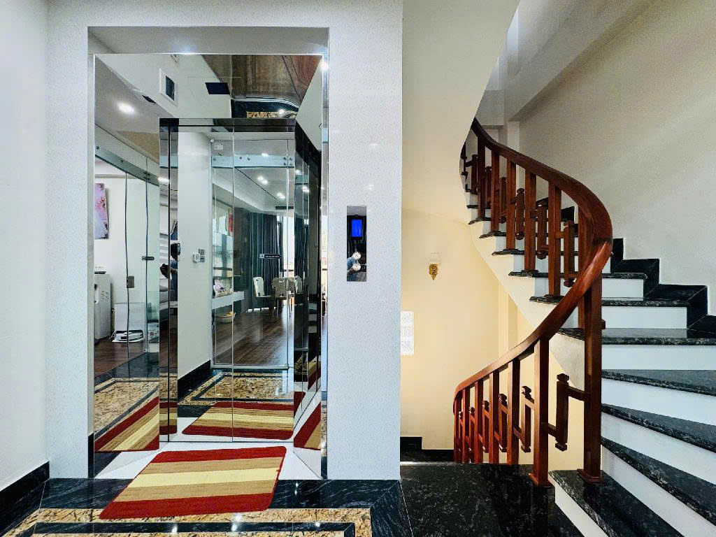 Cần bán nhanh, bán nhà Lạc Long Quân thang máy 7 tầng, ô tô tránh, giá 19 tỷ