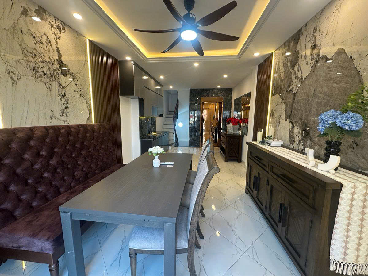 Bán nhà Mặt phố Cầu Giấy Giá 29 tỷ 40m2 5 Tầng Mặt tiền 3m