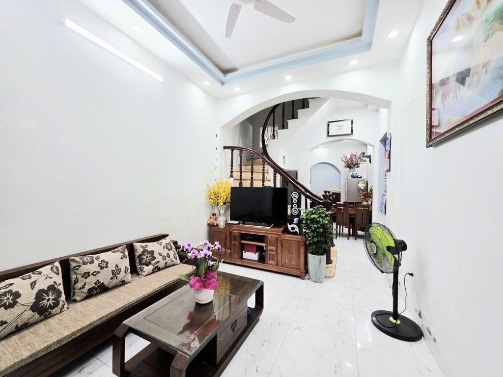 bán nhà nguyễn đình hoàn 40m x 4 tầng-10,9 tỷ nhà dân xây,lô góc,ngõ ba gác tránh,gần phố