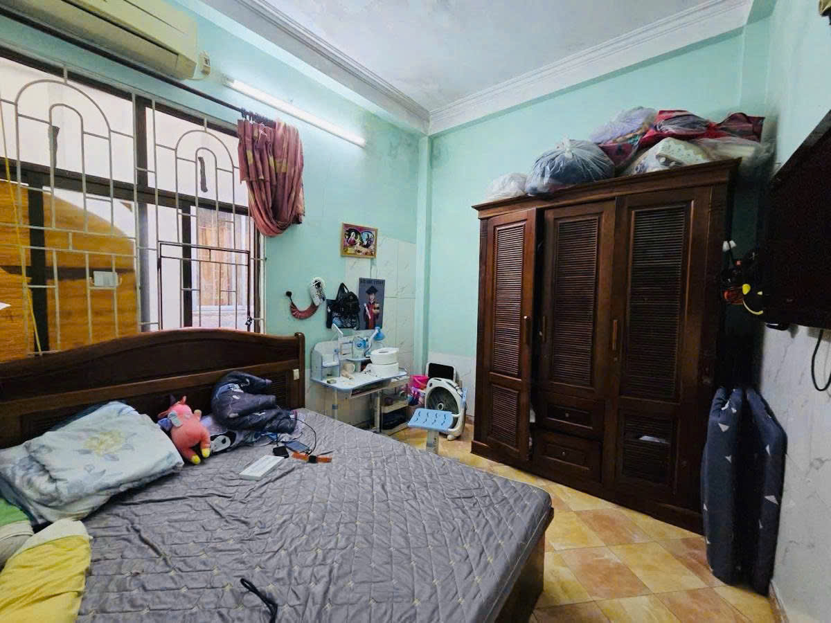 HÀNG HIẾM - NHÀ DÂN XÂY - VỊ TRÍ ĐẸP - CĂN GÓC - 2 NGỦ - GẦN PHỐ- Phố 8/3, 18m x 4 tầng. Mặt tiền 4.8m, 4.99 Tỷ