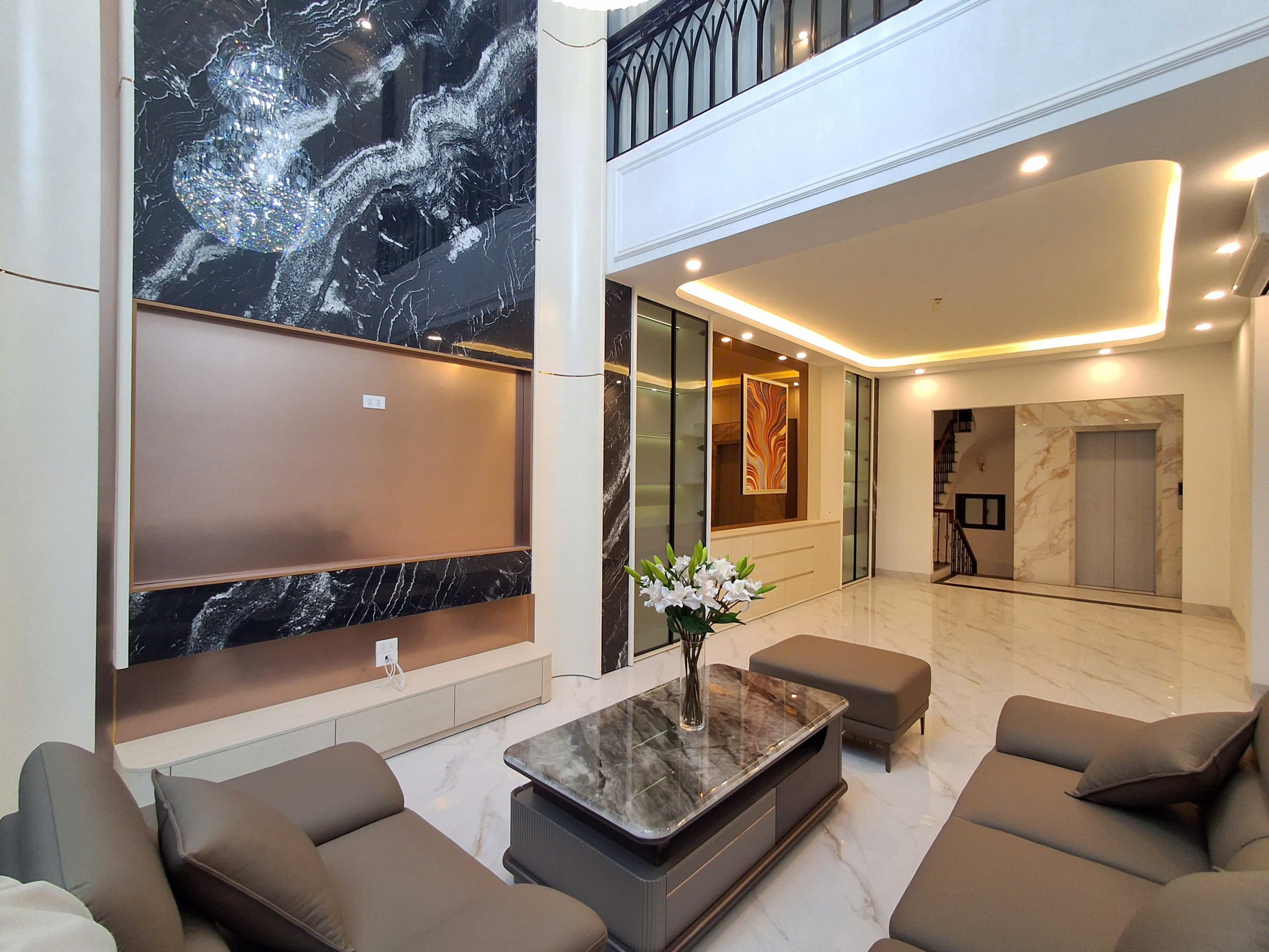 NHÀ ĐẸP 7 TẦNG THANG MÁY GA RA Ô TÔ Phố Nguyễn Văn Hưởng 55 m2 X 18.2 tỷ Long Biên.