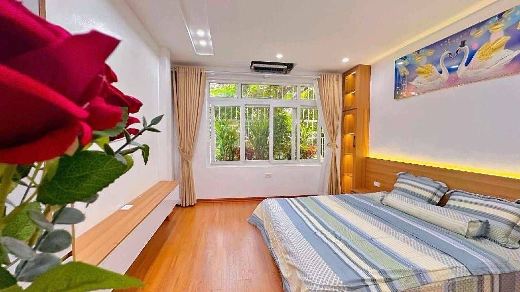 bán nhà tập thể tầng 2 trần quốc hoàn DT 90m 3 ngủ 2 wc lô góc giá 5,250 tỷ