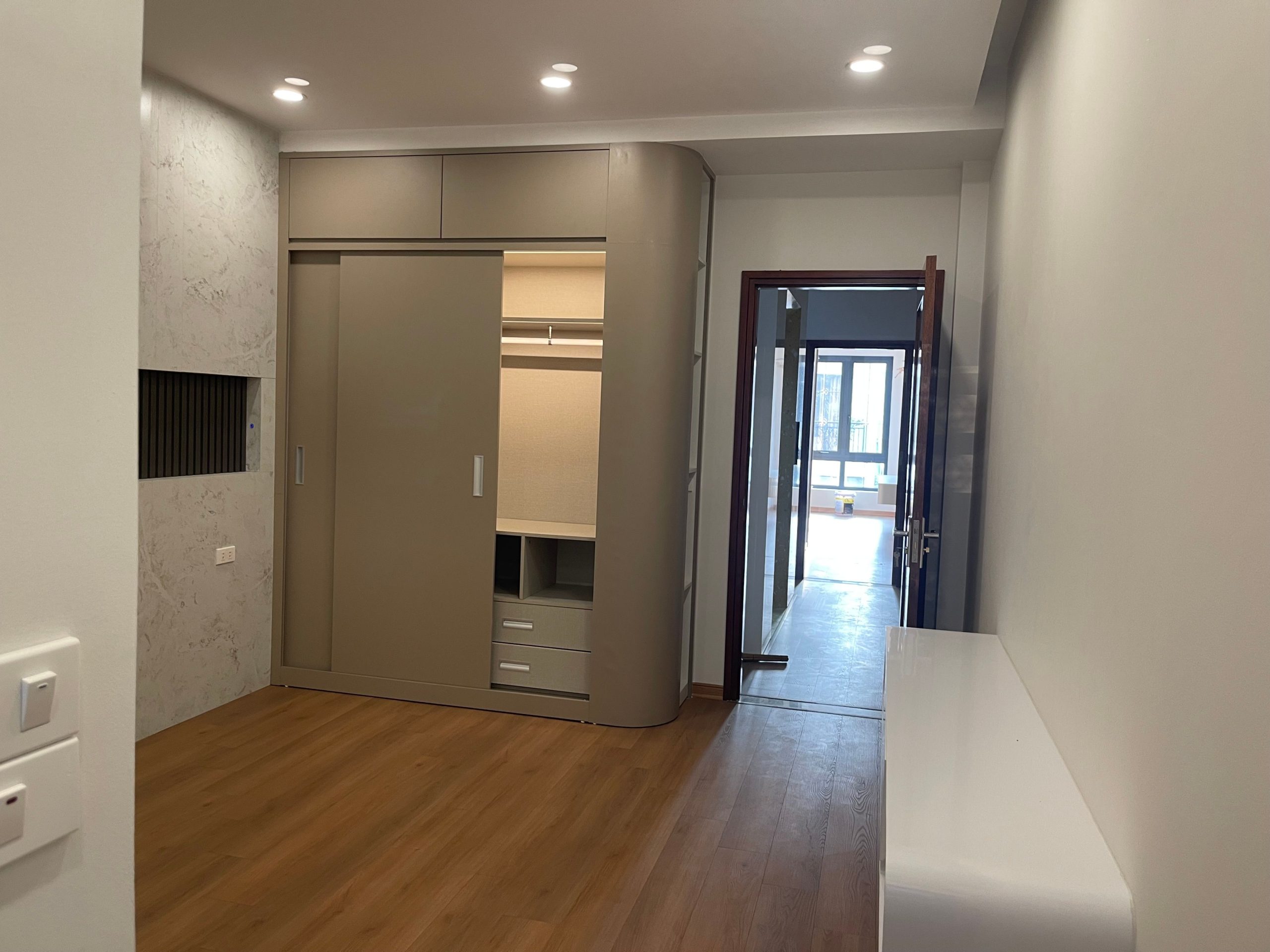 BÁN NHÀ NGUYỄN VĂN LINH – 82M² – 6 TẦNG THANG MÁY – Ô TÔ TRÁNH – NHÀ MỚI 100%