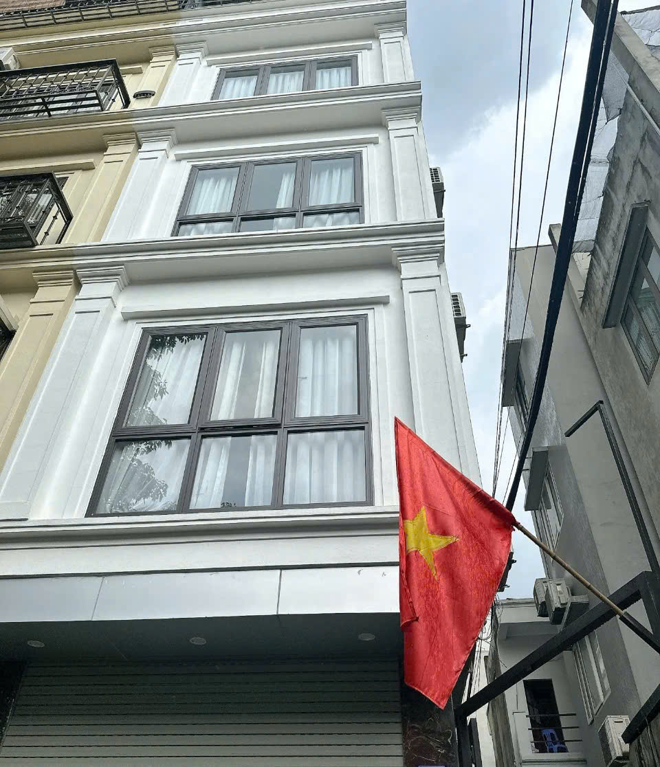 Phố Đông Thiên, phường Vĩnh Hưng, quận Hoàng Mai, sân trước nhà rộng đủ để 4 xe máy