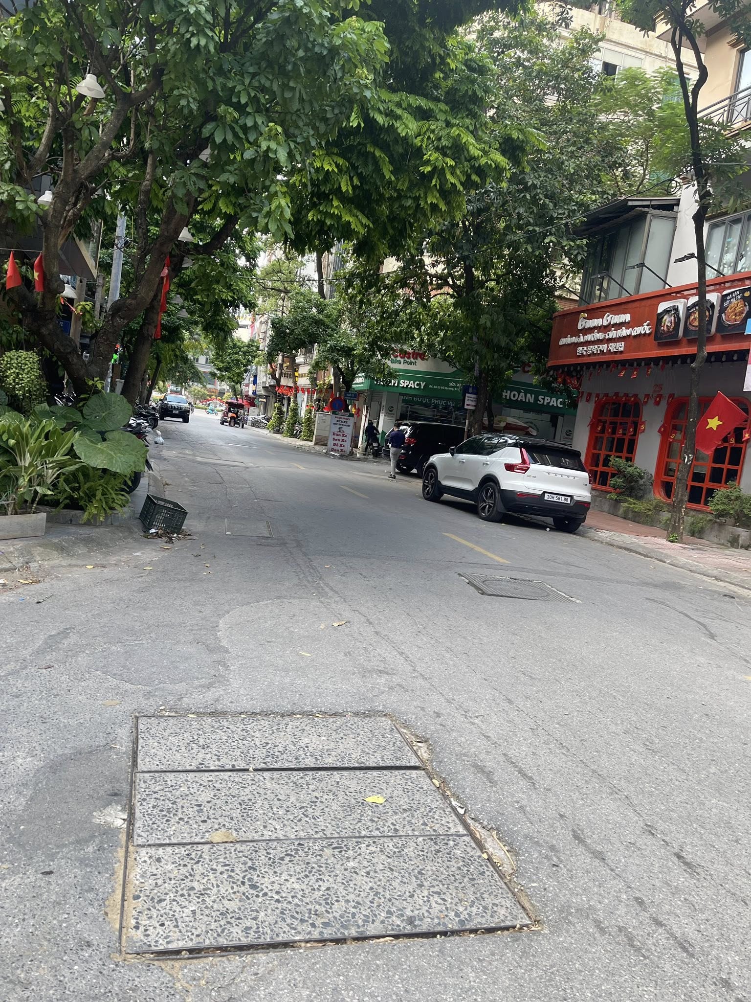 Cho thuê nhà nguyên căn khu phân lô Đỗ Quang, cạnh Hoàng Đạo Thúy, giá thuê 20tr.