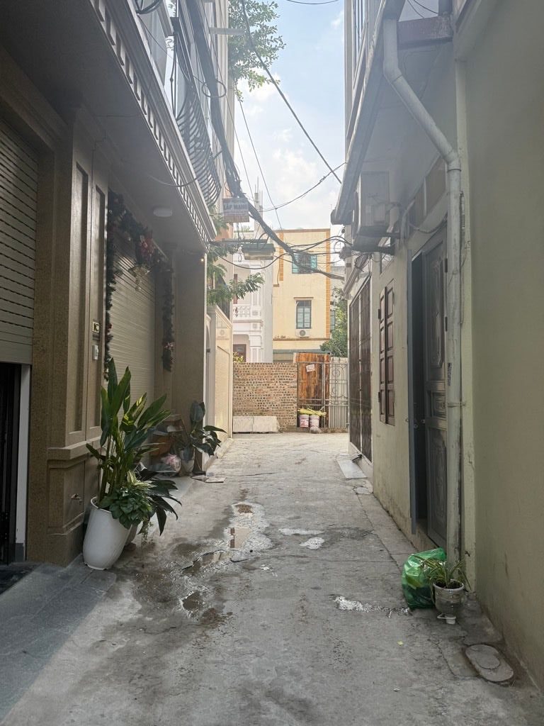 Hơn 6 tỷ nhà c4 phố trạm 35m x 3m5 oto đỗ cổng hiếm trong phân khúc. LH 0936123469