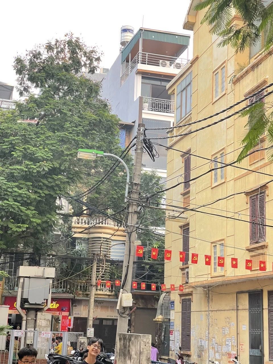 Cho thuê nhà nguyên căn 6 tầng, thang máy, mặt phố Hoa Bằng, giá thuê 20tr.