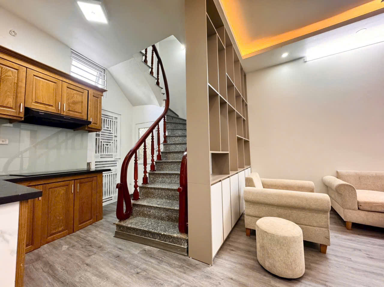 Nhà 4.5T full nội thất, cửa sau ra sân trồng rau, đối diện kđt Park City, La Khê