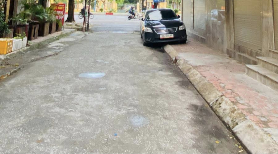 HOÀNG QUỐC VIỆT - 10M RA MẶT PHỐ - VỈA HÈ - ÔTÔ TRÁNH