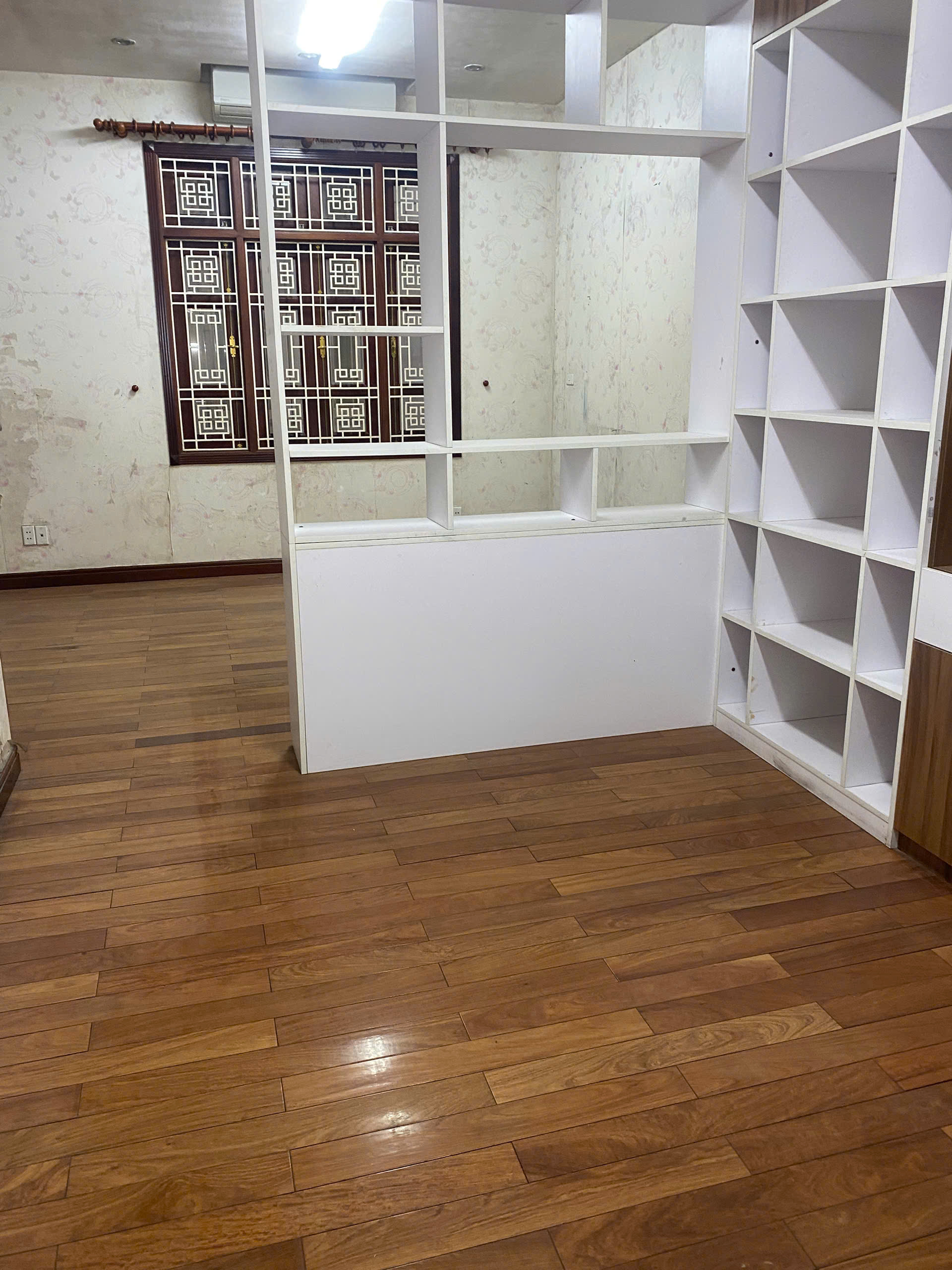 Bán siêu phẩm lô góc 2 mặt tiền đầu ngõ 1 Đỗ Nhuận. DT 118m x 4t, mt 20m. Giá 48 tỷ TL sâu.