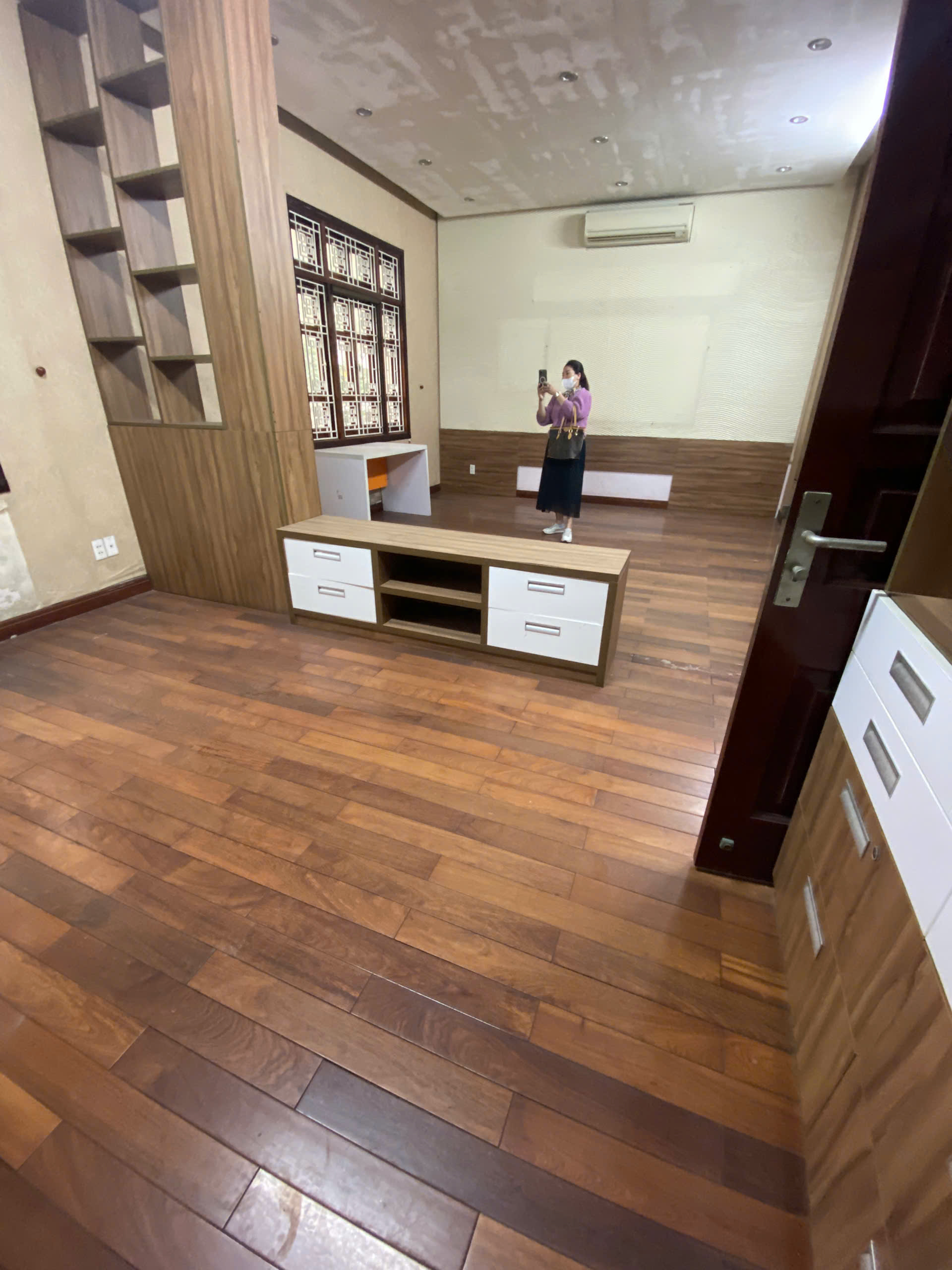 Cho thuê nhà mới hiện đại ngõ ô tô tránh Nguyễn Hoàng. DT 100m x 5 tầng, mt 5m. Giá 25tr.