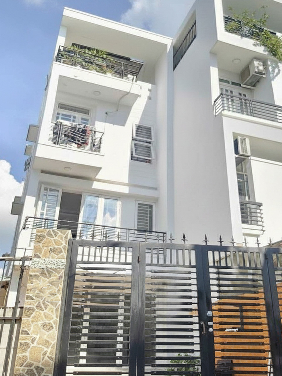 T1729 Giảm 150tr! Nhà lô góc Quang Trung Gò Vấp, SHR, HXH, 4 tầng, 5.7x18m, 9.x tỷ