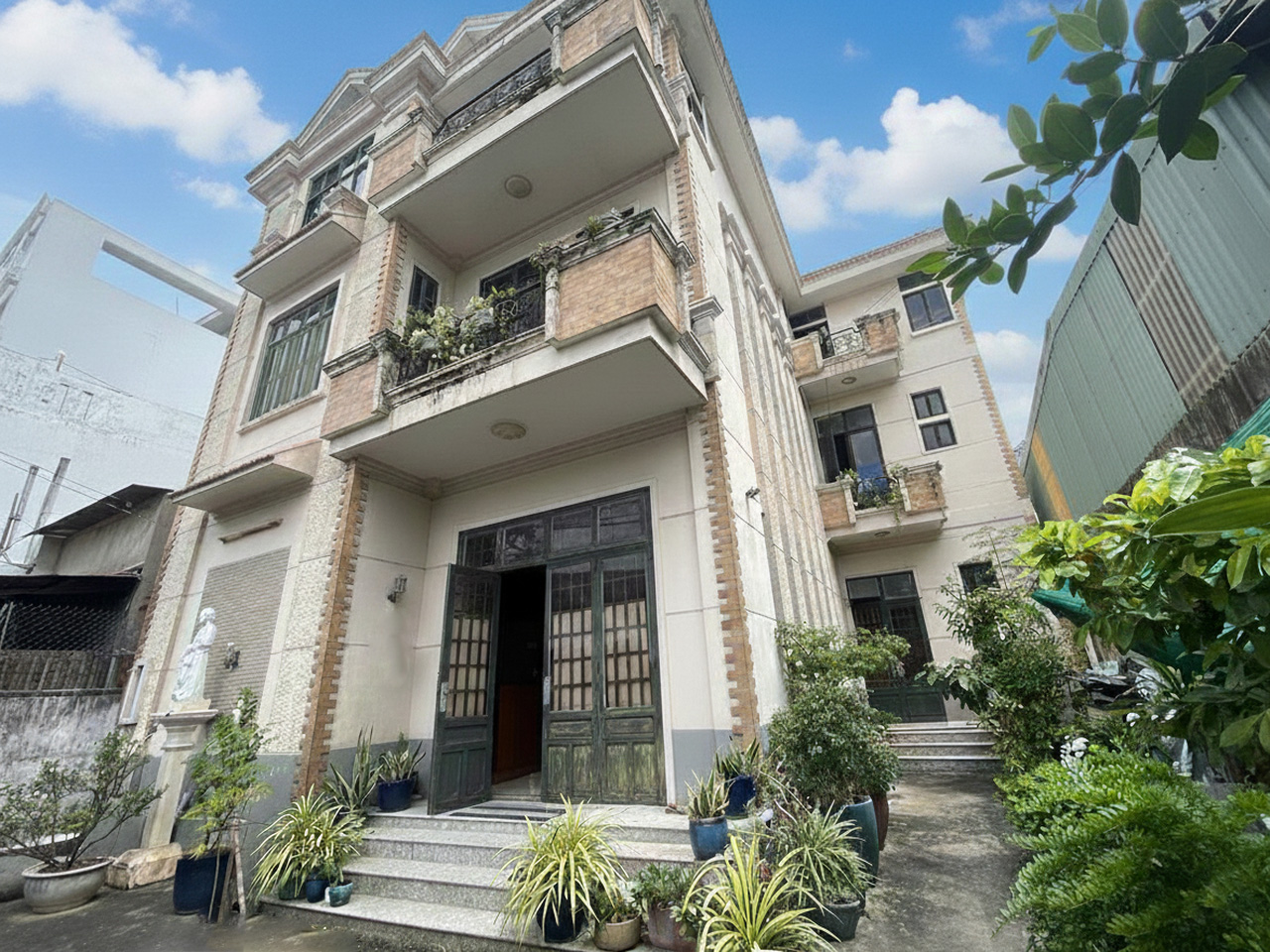 H1836 Giá ĐTư, Định cư bán Villa sát cầu Bến Phân Gò Vấp, SHR, Vuông, 14x20m