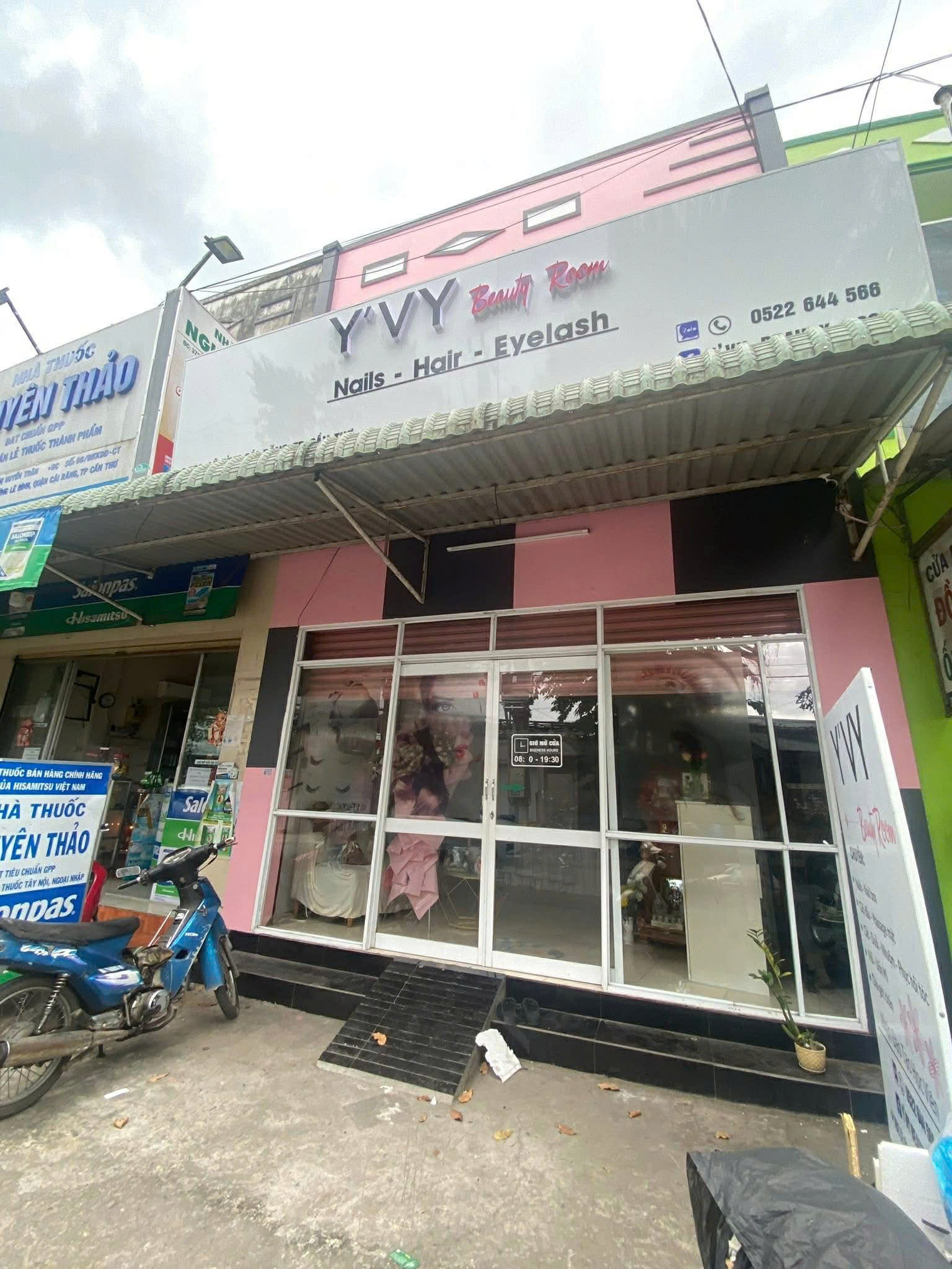 Do sắp không còn ở đây nữa nên em cần sang tiệm Nails - Hair -Eyelash có chỗ ở lại