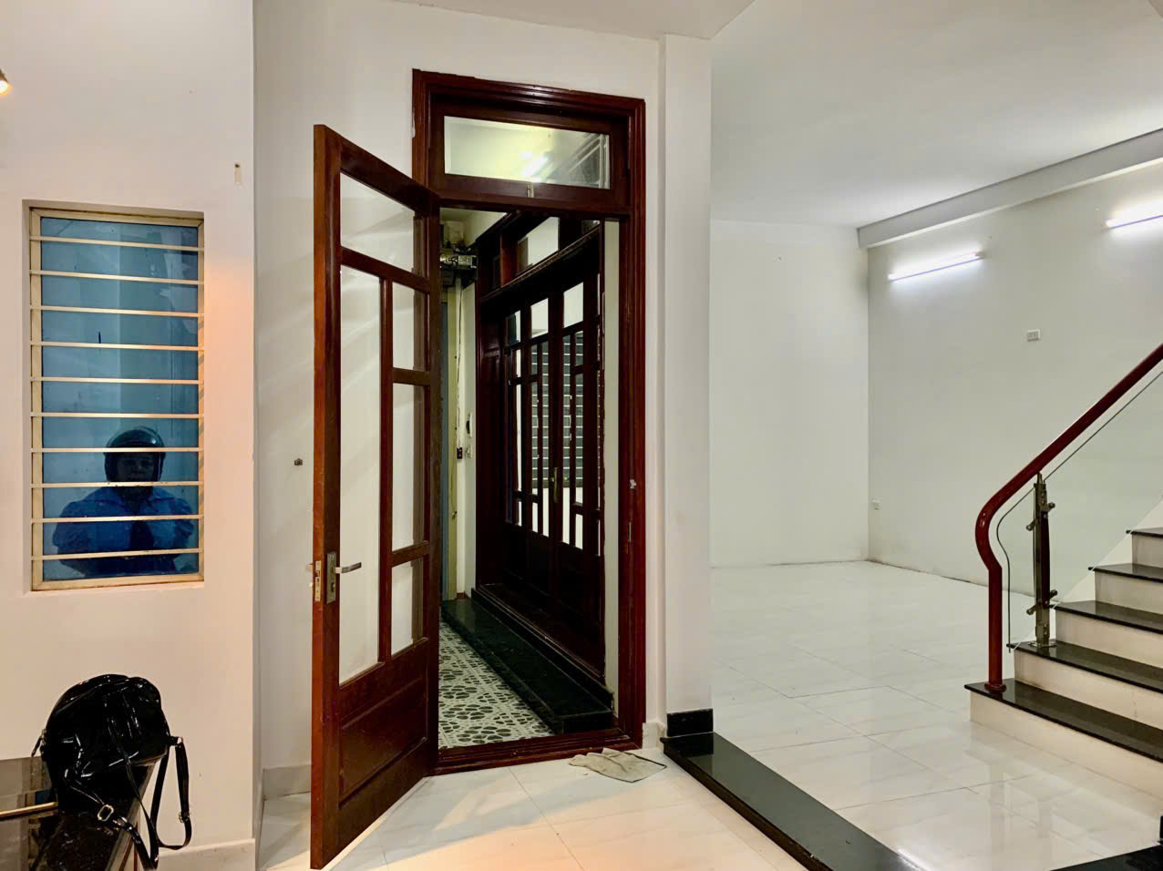 + Lê đại hành giao nguyễn hữu thọ, Khuê trung cẩm lệ, nhà 3 tầng mặt tiền kinh doanh.