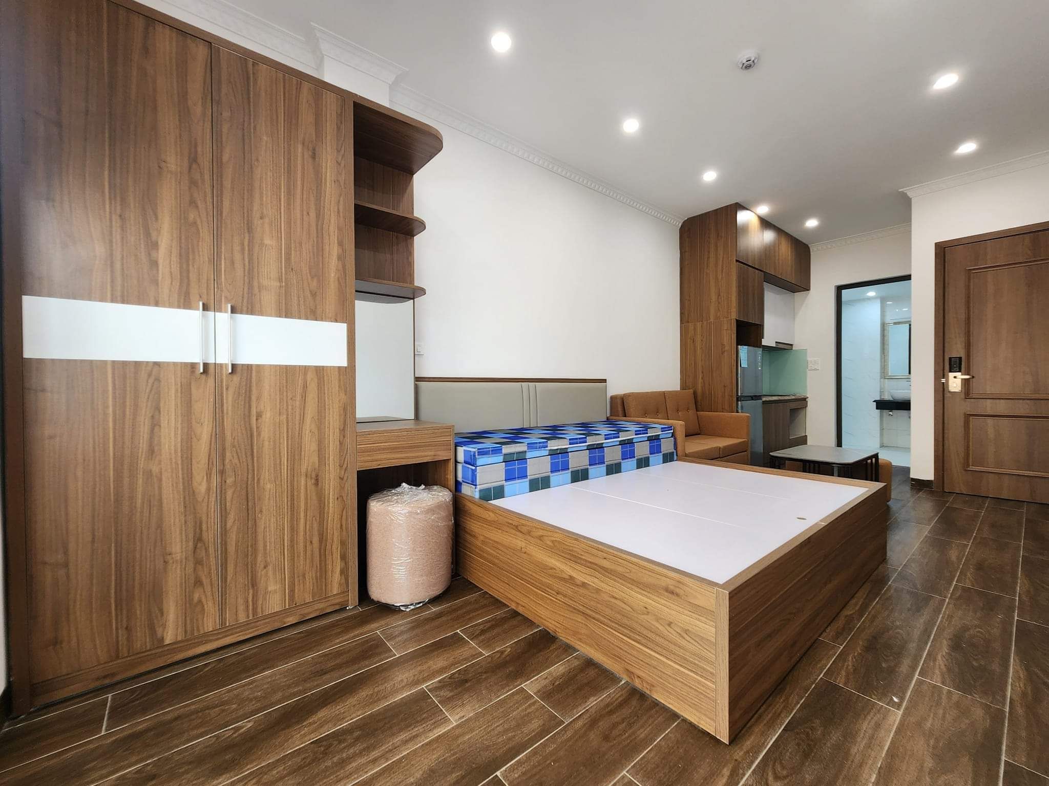 BÁN NHÀ Ô TÔ ĐỖ CỬA Ô TÔ TRÁNH - VÀI BƯỚC CHÂN RA MẶT PHỐ - TÒA NHÀ 9 TẦNG THANG MÁY GỒM 01 HẦM, 01 SÀN KINH DOANH VÀ 16 CĂN HỘ DỊCH VỤ CAO CẤP KK - DÒNG TIỀN