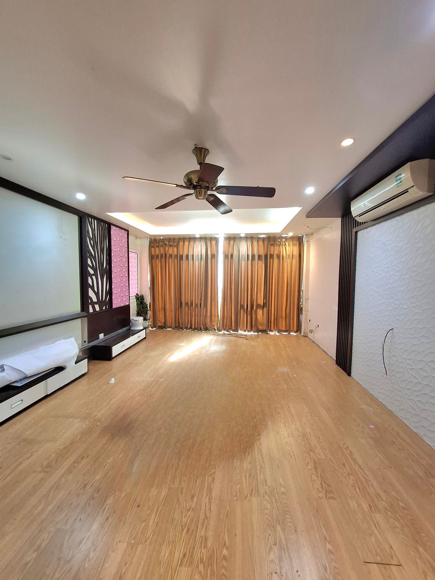 TRUNG TÂM PHỐ NGUYỄN KHANG PHÂN LÔ Ô TÔ VÀO NHÀ - 7 TẦNG THANG MÁY - TÒA NHÀ VĂN PHÒNG CÔNG TY - Ở SƯỚNG.