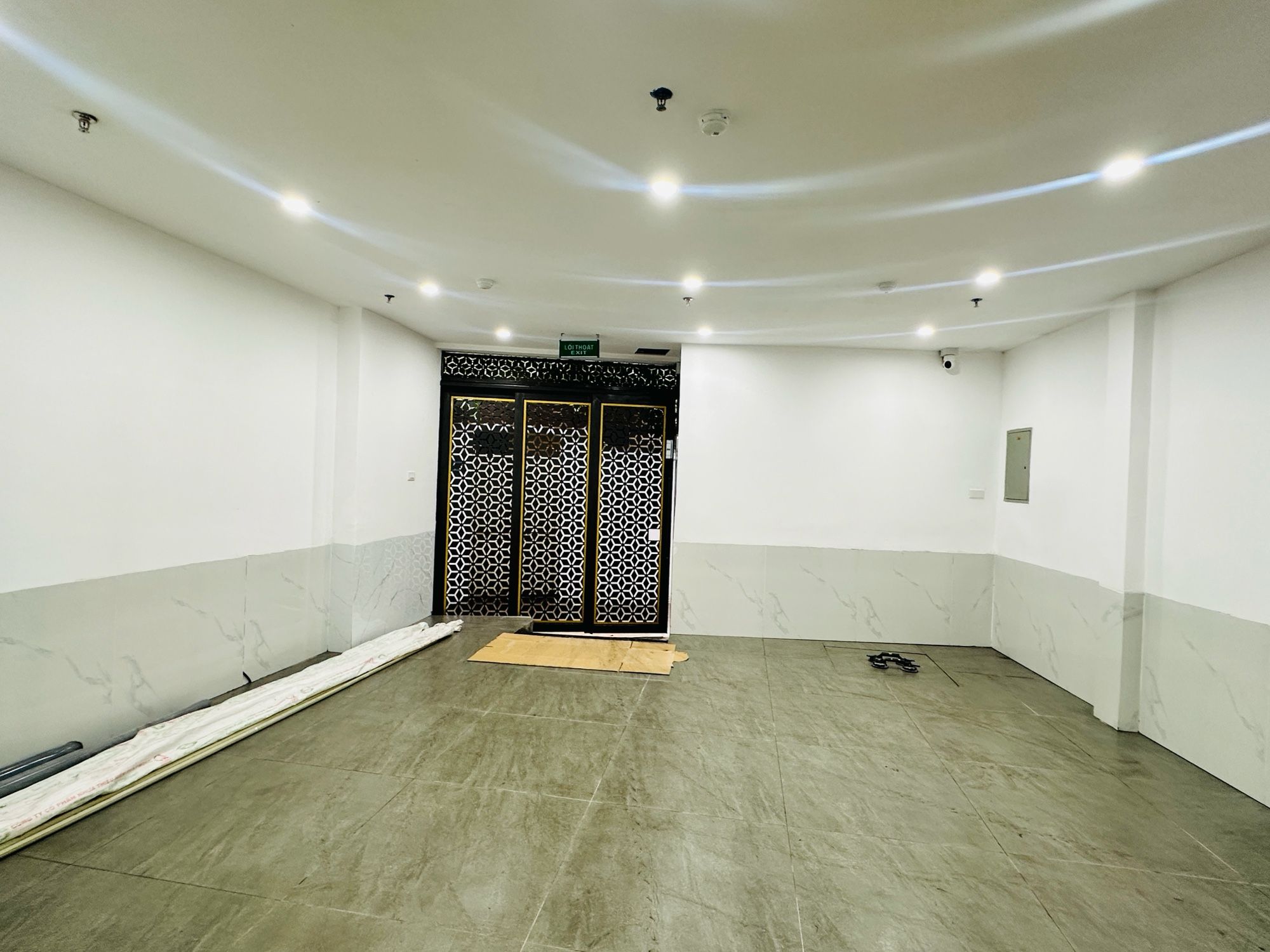 Bán Nhà CCMN mặt ngõ, 2 thoáng trước sau- ngõ trước nhà 3m, MT gần 6m. Tổng 17 phòng (13phòng studio)2 phòng 1ngủ 1 khách, 2 phòng : 2 N ,1 K . D Thu 120 tr