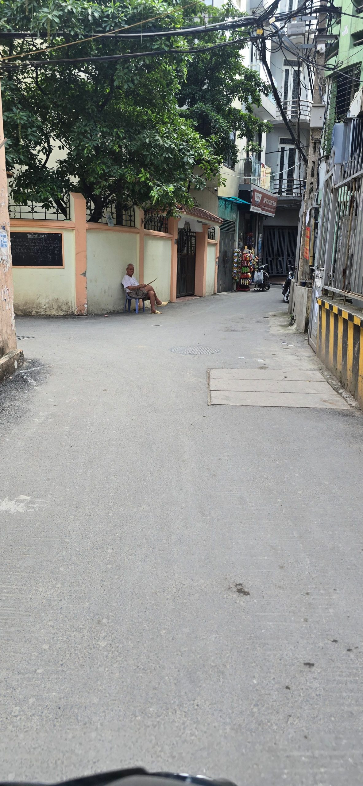 BÁN BIỆT THỰ SIÊU HIẾM SÂN VƯỜN TRUNG TÂM TẠI CẦU GIẤY, MẶT TIỀN CỰC KHỦNG - Ô TÔ 7 CHỖ ĐỖ CỔNG ĐỂ TRONG NHÀ - LÔ GÓC 3 THOÁNG - SÂN TRƯỚC RỘNG THÊNH THANG