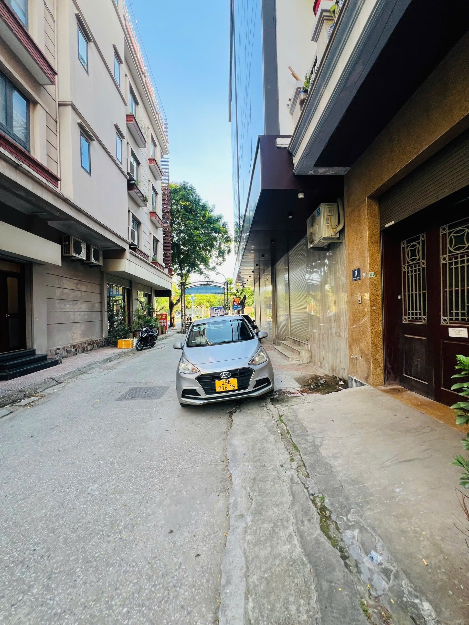 BÁN NHÀ PHÂN LÔ Ô TÔ TRÁNH - VỈA HÈ - DÂN XÂY KIÊN CÔ – HOÀNG QUỐC VIỆT – KINH DOANH – 10M RA PHỐ - VỊ TRÍ CỰC KÌ ĐẸP ⚛️