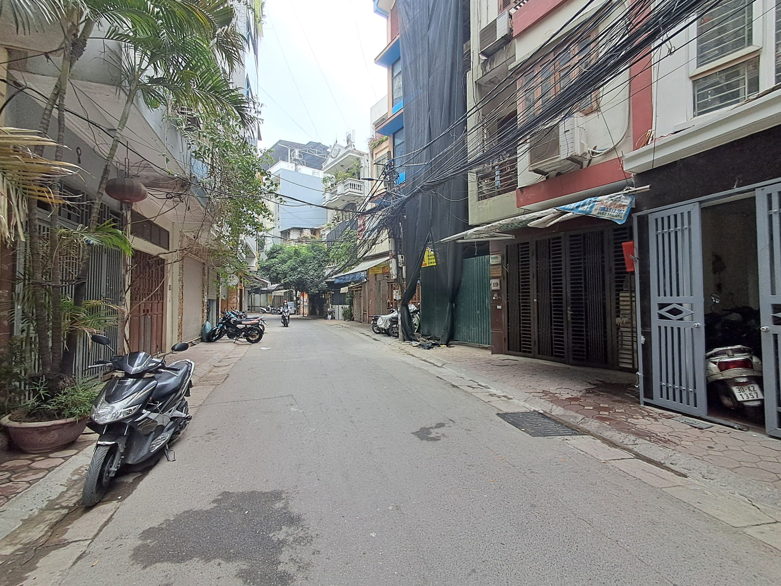 BÁN NHÀ MẶT NGÕ TO THÔNG RỘNG-KINH DOANH SẦM UẤT-CÁCH VÀI BƯỚC CHÂN RA MẶT PHỐ-NHÀ 5 TẦNG XÂY KHUNG CỘT CHẮC CHẮN-CHỦ MỚI THÊM VÀI THÙNG SƠN ĐẸP LONG