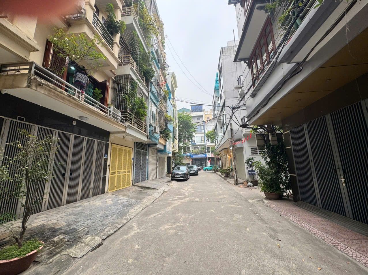 BÁN NHÀ PHÂN LÔ BÀN CỜ-Ô TÔ VỈA HÈ-HAI THOÁNG TRƯỚC SAU-NĂM TẦNG KIÊN CỐ-NHÀ ĐẸP Ở NGAY-NỘI THẤT SANG XỊN-SỔ ĐỎ HOA KHÔI