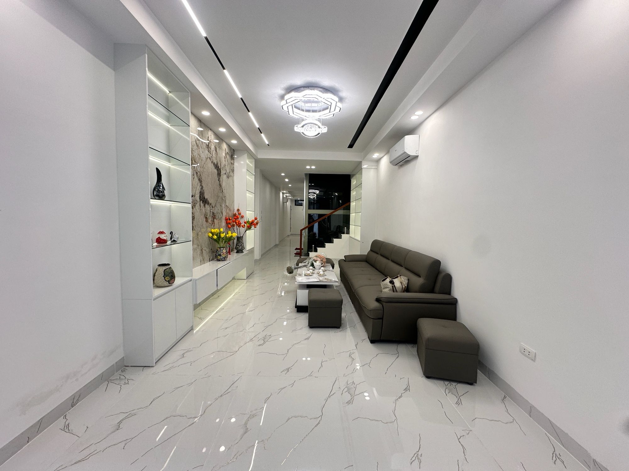 BÁN NHÀ NGÕ Ô TÔ TRÁNH SÁT HỒ HOÀNG CẦU-NGÕ 31 HOÀNG CẦU-THÔNG NGÕ 59 HOÀNG CẦU-TRƯỚC MẶT QUẬN UỶ-7 TẦNG THANG MÁY-2 MẶT THOÁNG TRƯỚC SAU CẦU THANG G