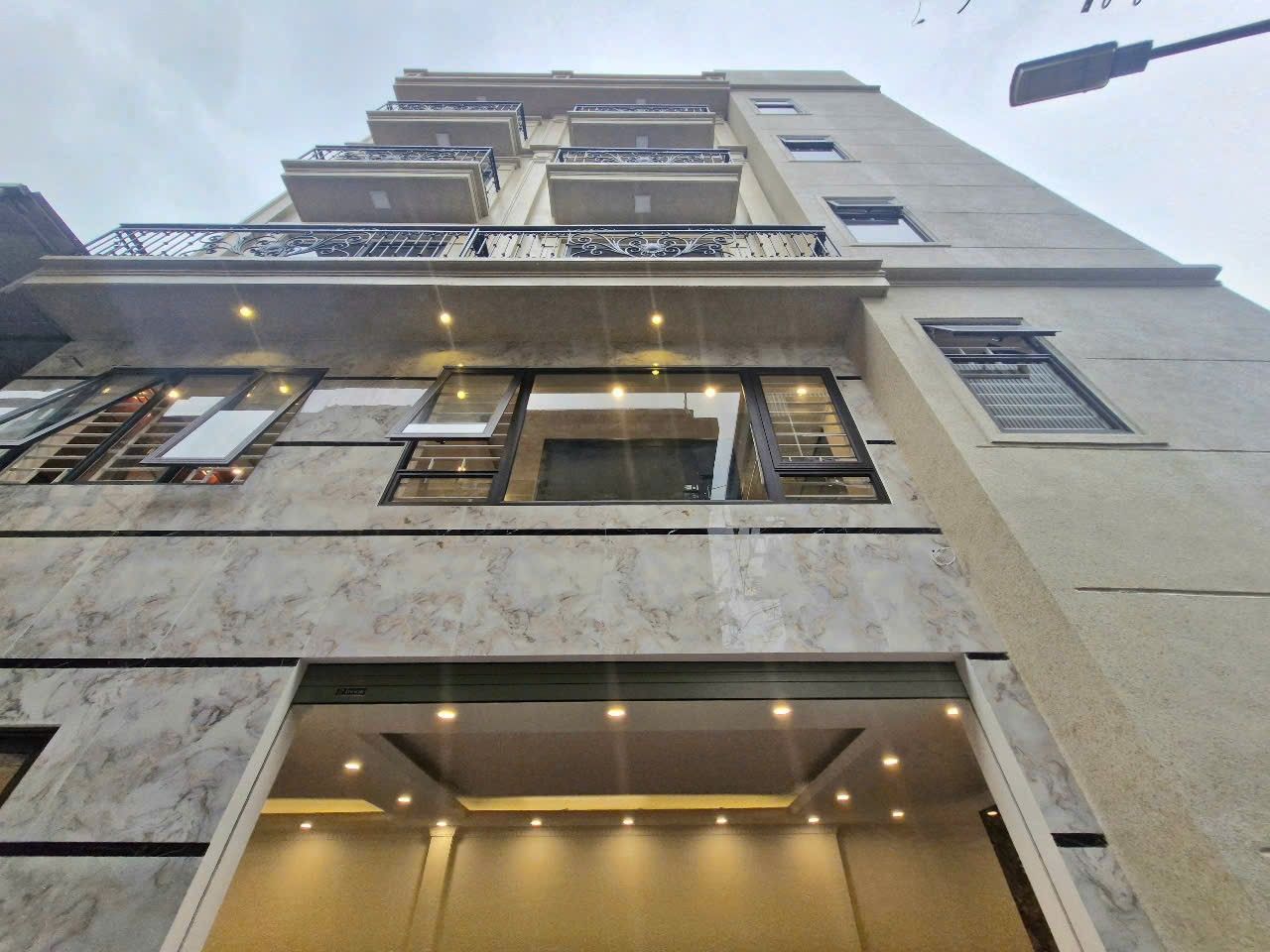 MẶT TIỀN KHỦNG – SÁT CÔNG VIÊN, HỒ ĐIỀU HÒA THẠCH BÀN 6 TẦNG THANG MÁY – GARA 2 Ô TÔ – VỪA Ở VỪA KD/VĂN PHÒNG