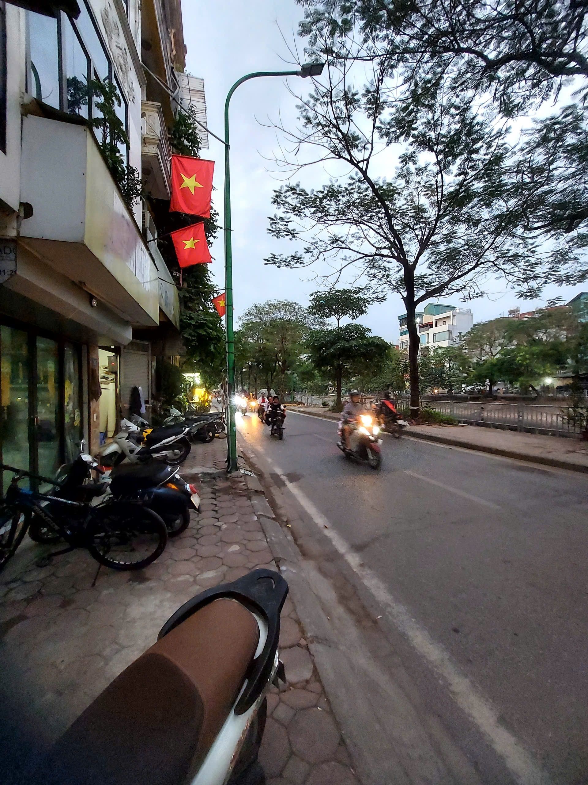 BÁN NHÀ MẶT BỜ SÔNG SÉT-VỪA Ở VỪA KINH DOANH - VỈA HÈ - Ô TÔ TRÁNH- GIAO THÔNG THUẬN TIỆN-