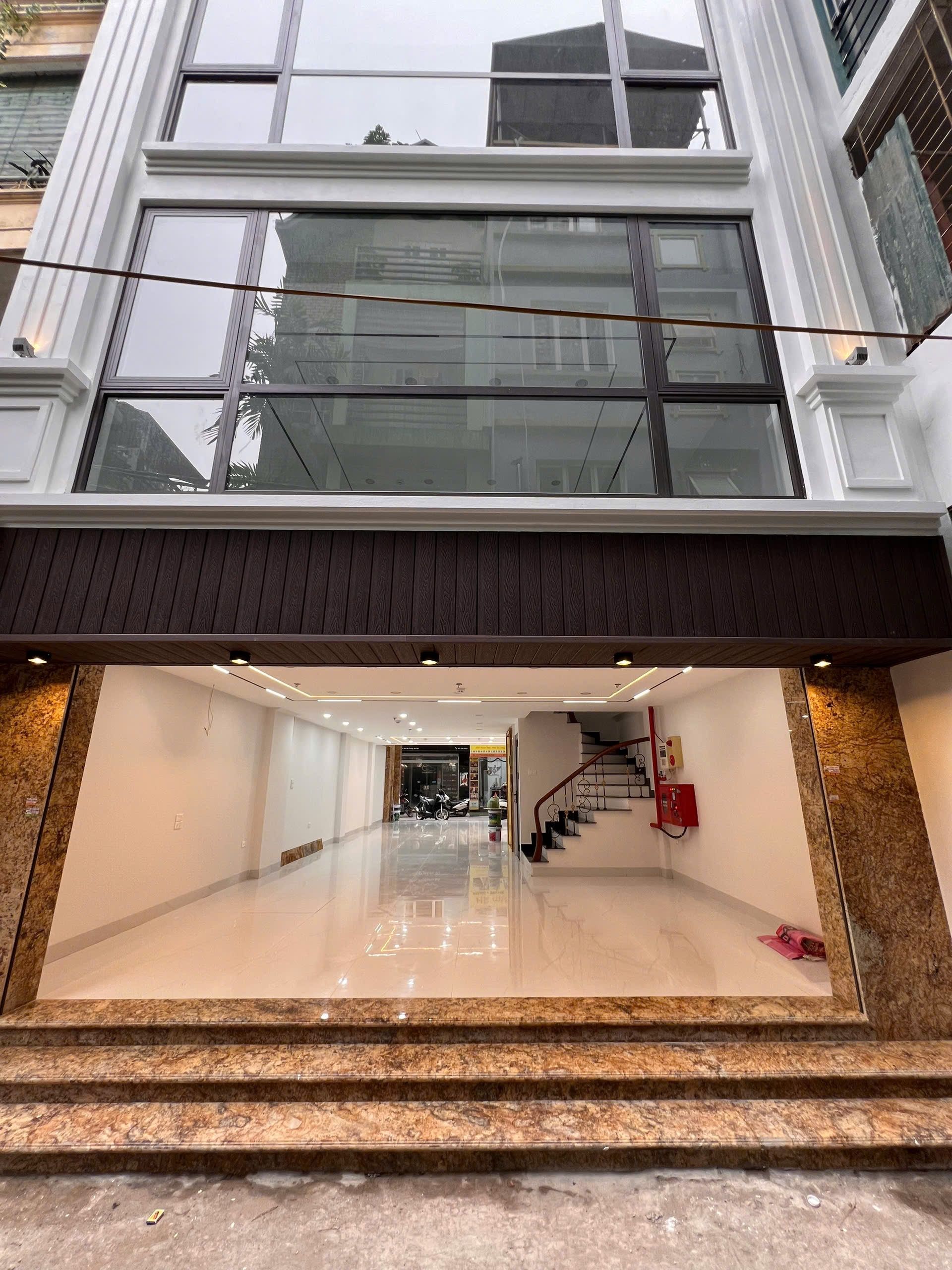 BÁN TOÀ NHÀ 8 TẦNG - MẶT PHỐ CHÙA QUỲNH – 2 MẶT THOÁNG