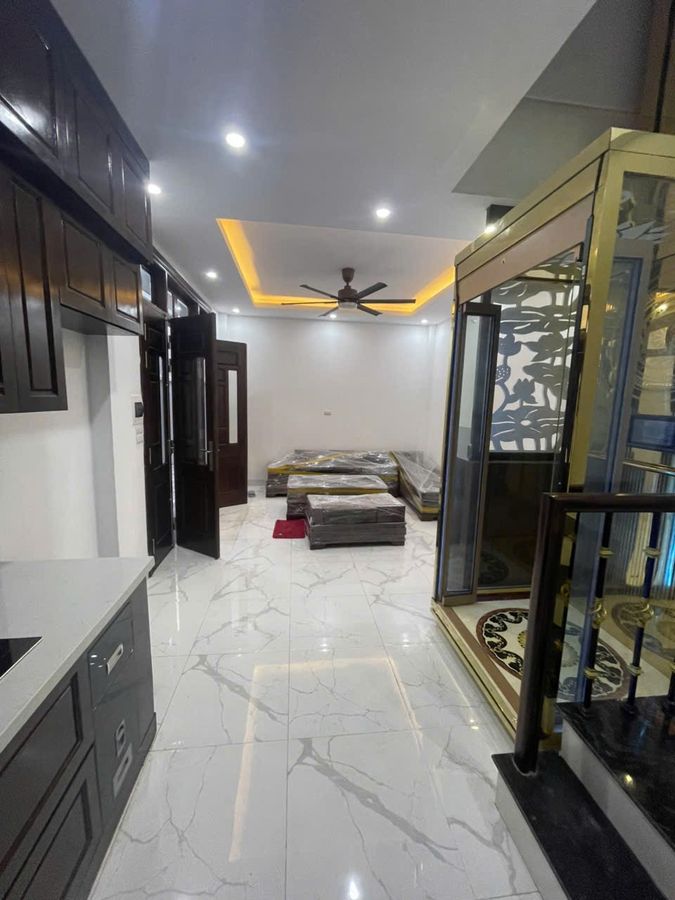 BÁN NHÀ LÒ ĐÚC 5 TẦNG THANG MÁY -MỚI - Ở NGAY -SÁT PHỐ CHỈ > 11 TỶ