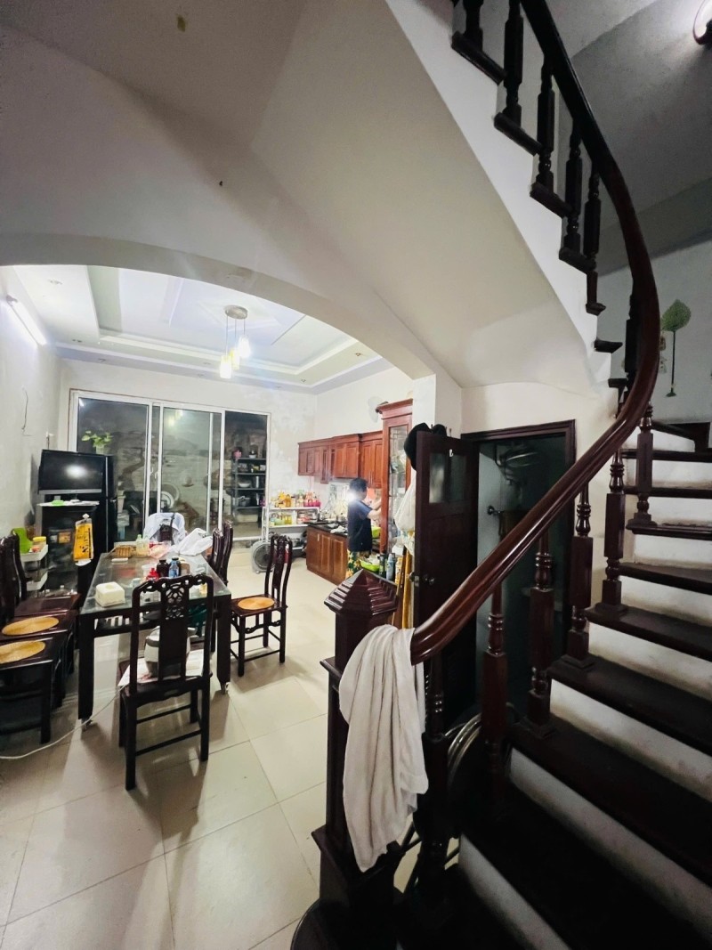 Bán nhà đẹp 5 tầng ở ngay phố Cầu Giấy Hà Nội 17 tỷ. 80m2 mặt tiền rông