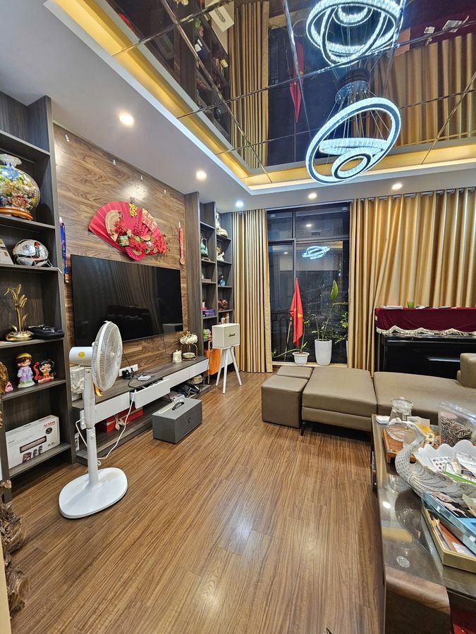 BÁN NHÀ GẦN NGÃ TƯ NGUYẾN HOÀNG TÔN - LẠC LONG QUÂN- NHẬT CHIÊU 6 TẦNG -11.5 TỶ