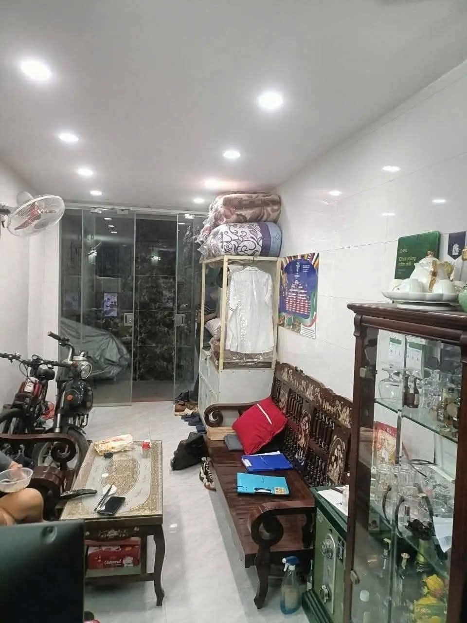 Mặt tiền 6m – 5 tầng Cách mặt phố Cửa Bắc 20m–trục ngoại giao – hành chính Ba Đình. Nhà phong cách Pháp sang trọng:2 mặt thoáng – ô chờ thang máy – nở hậu