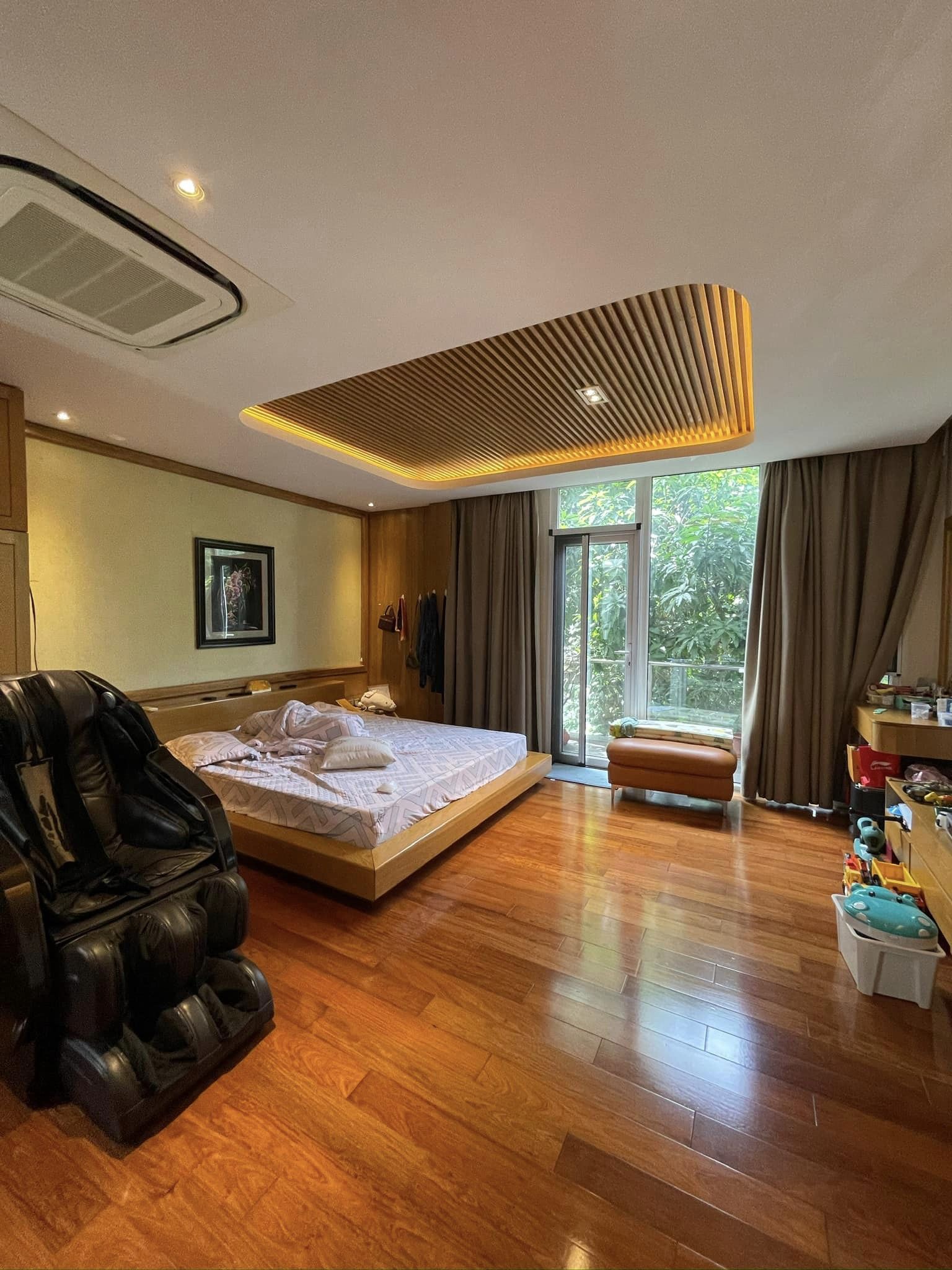 Bán nhà phân lô view vườn hoa mới đẹp thang máy ngõ 61 Hoàng Cầu. DT 80m x 6t, mt 5m. Giá 49 tỷ TL.