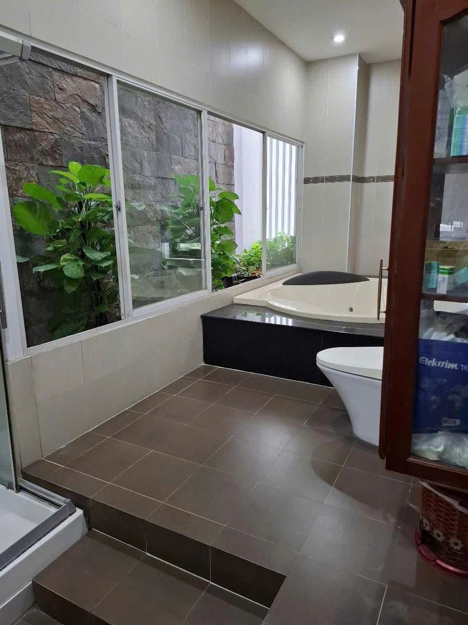 Biệt thự đẹp lung linh ngay nhà ga T3 hoàng hoa thám p13 quận tân bình.