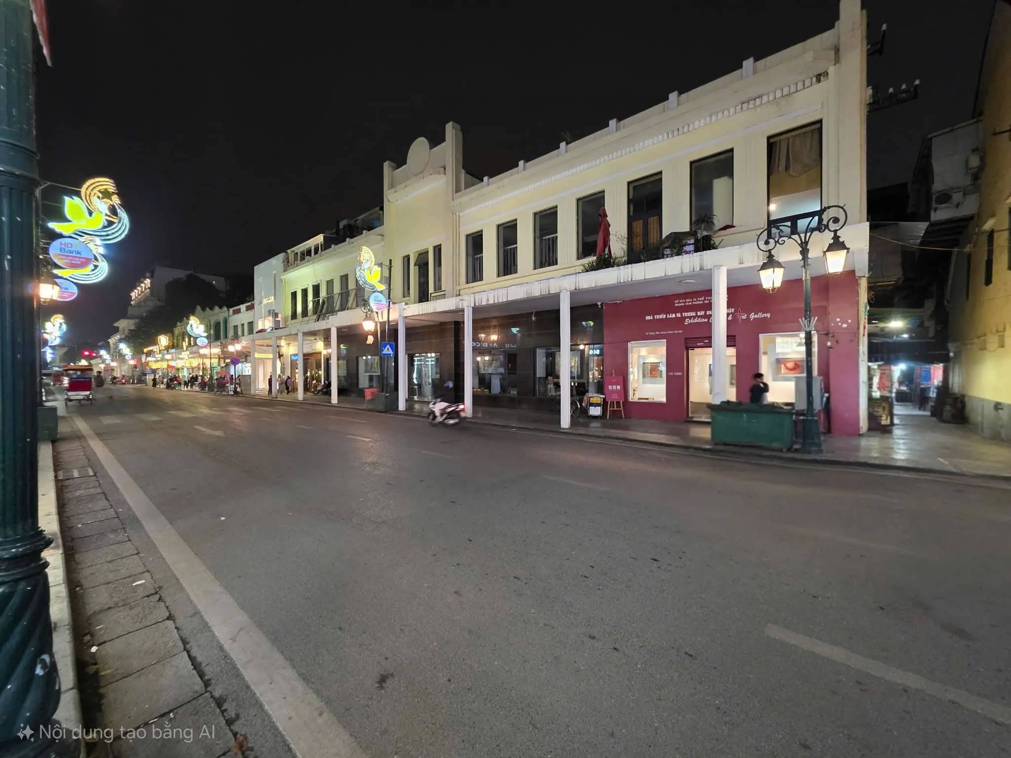 Tràng Tiền – biểu tượng sang trọng nhất Hoàn Kiếm. Vài bước tới Hồ Gươm – Nhà Hát Lớn – tượng đài Lý Thái Tổ. Khu an ninh tuyệt đối, dân trí tinh hoa