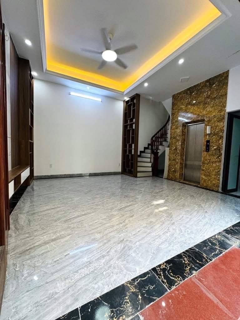 [Chủ cần bán gấp] Bán nhà Hồ Tùng Mậu, thang máy nhập khẩu, 40m2, 9.5 tỷ