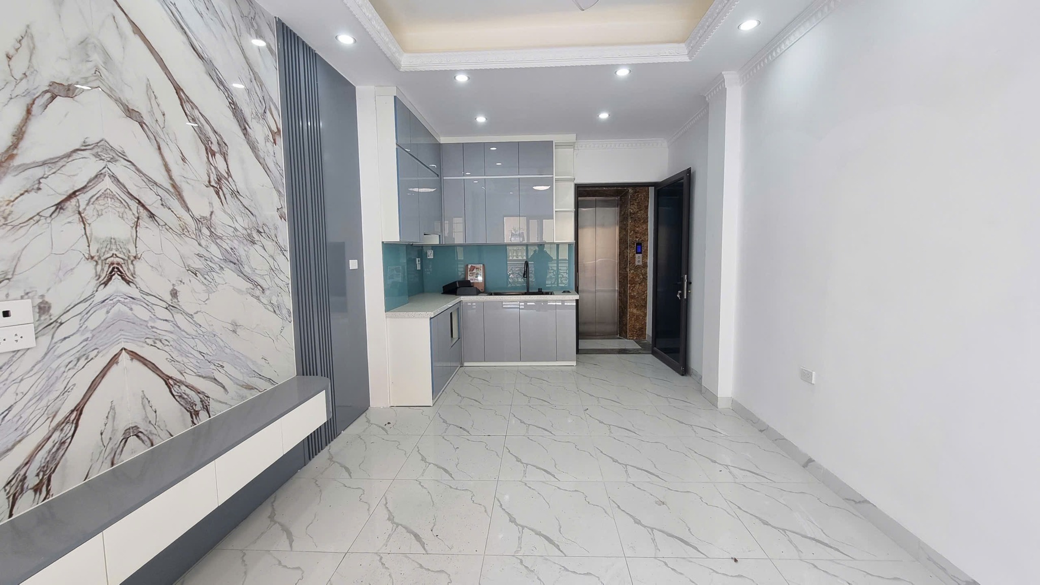 LÔ GÓC PHỐ AN DƯƠNG VƯƠNG- 33M, 7T -THANG MÁY- NGÕ THÔNG- Ô TÔ ĐỖ CỬA