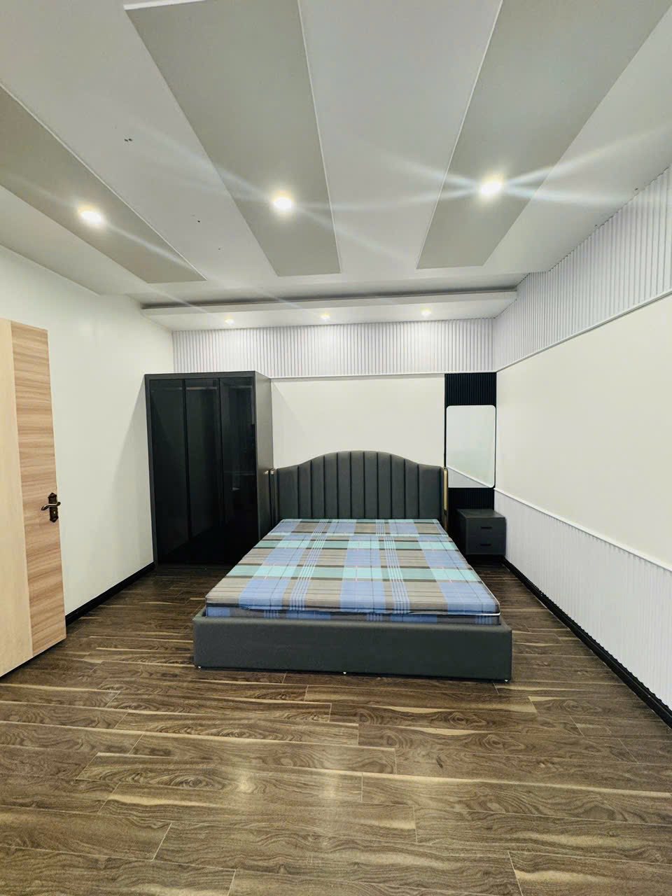 Bán nhà mặt đường Khúc Thừa Dụ - vị trí đẹp nhất tuyến đường - Giá 7 tỉ