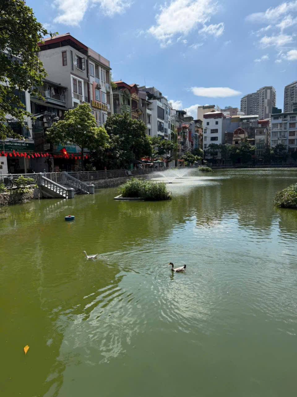 BÁN NHÀ 5 TẦNG MẶT HỒ TRUNG KÍNH TRẦN DUY HƯNG. TRUNG HÒA. CẦU GIẤY diện tích 90 m2 xây 5 tầng KBT chắc chắn giá 34 tỷ