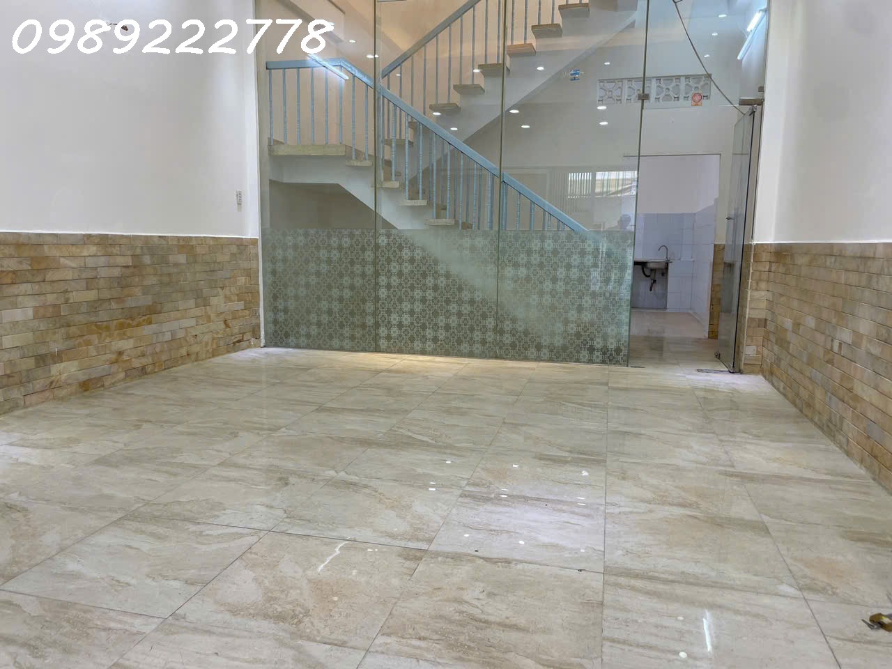 RẺ NHẤT QUẬN 1 3 BƯỚC HXH THÔNG - SAU LƯNG CĂN MẶT TIỀN - 5X13M - CN 61.9m - 2 TẦNG - 3PN