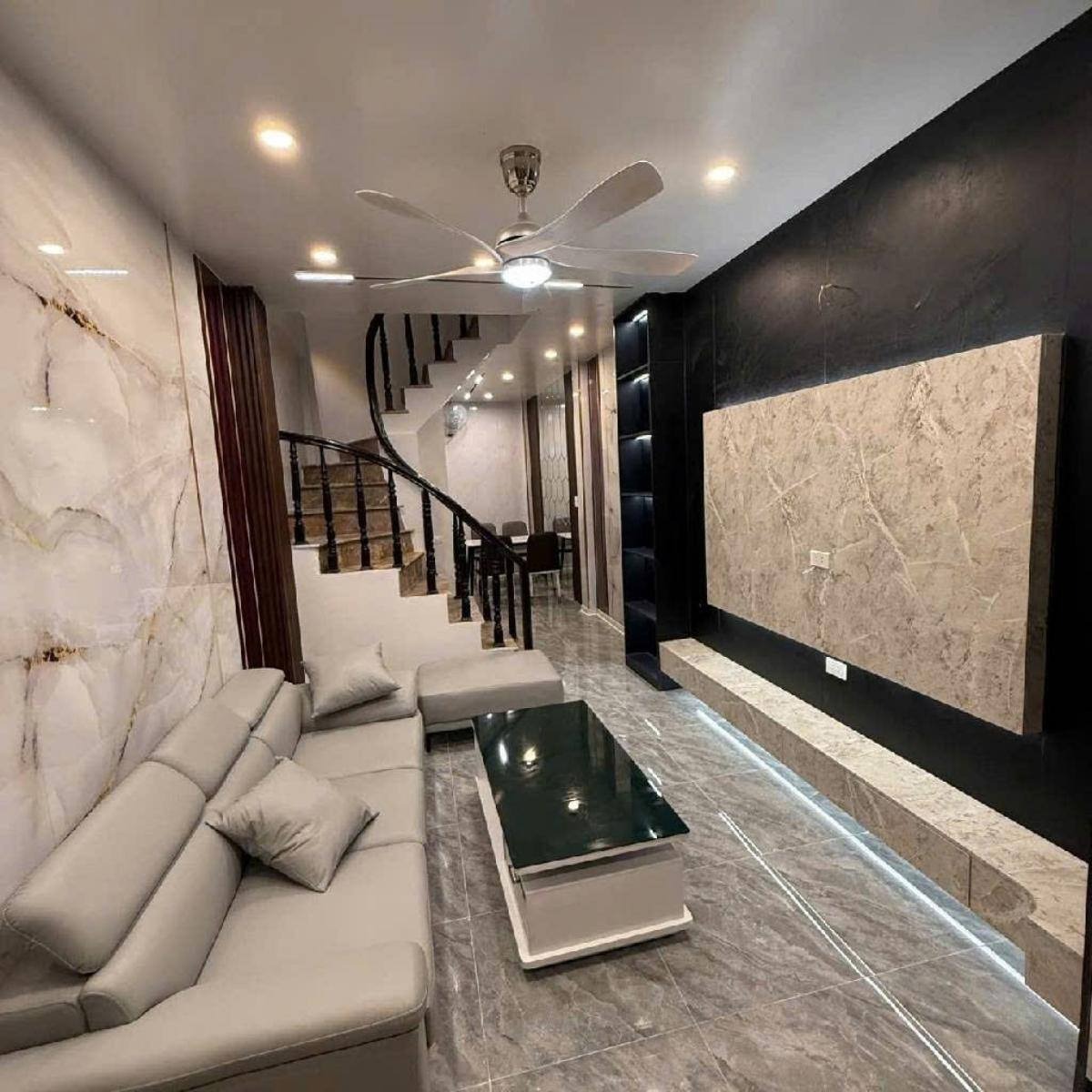 SIÊU PHẨM NGỌC HÀ -38M 5T NHỈNH 8 TỶ - GẦN Ô TÔ - NHÀ ĐẸP FULL NỘI THẤT - THANG MÁY- NGÕ THÔNG - GẦN HỒ.