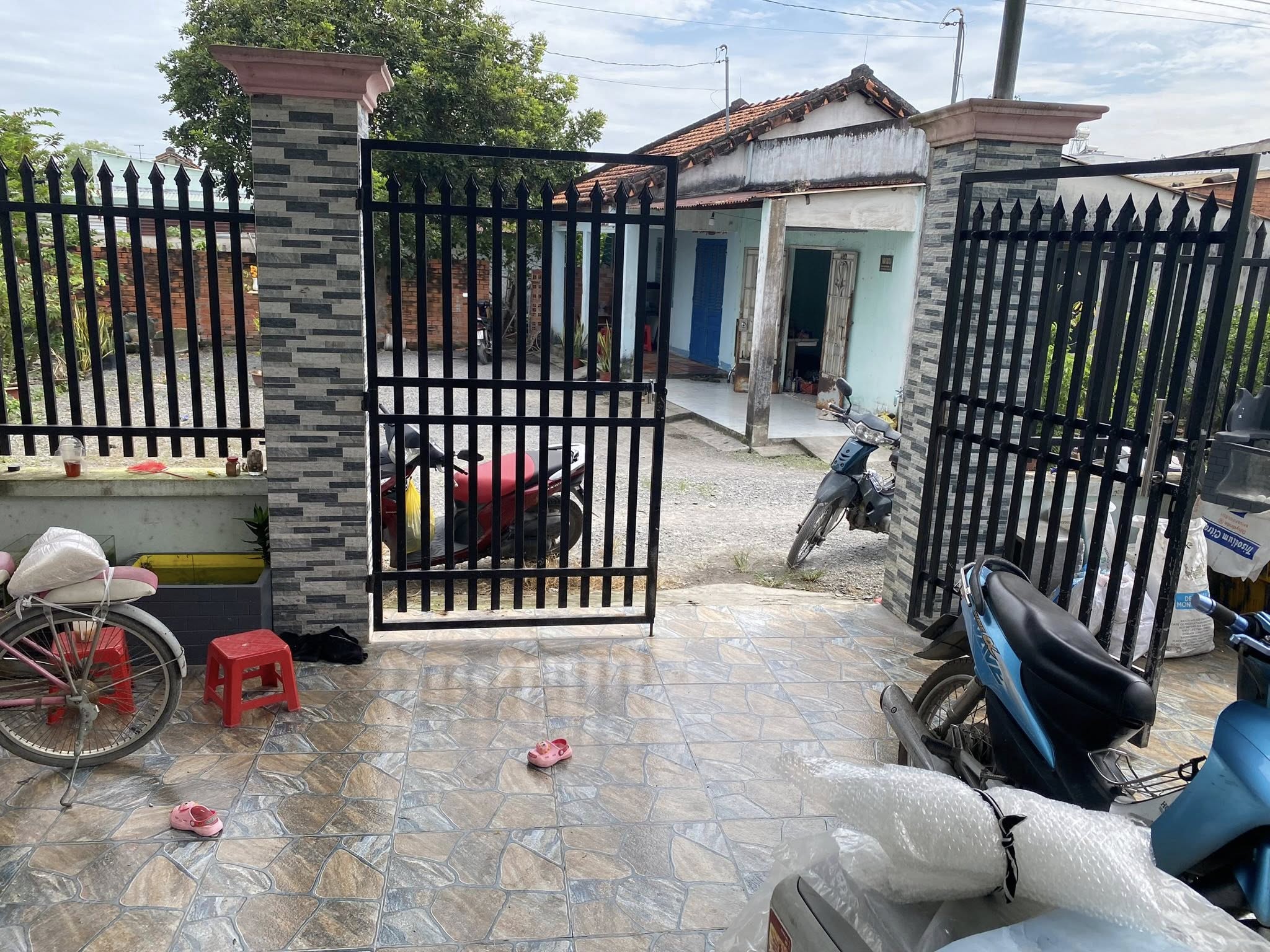 Bán nhà đẹp xã Tân Thạnh Đông , Cù Chi dt 123m2 full thổ , 1 lửng , 2pn , 2wc giá 2,3 tỷ