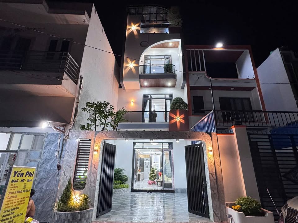 Bán nhà mới xây gần KCN Cầu Tràm 2 lầu , 4pn, 5wc, sân thượng trước sau giá 4,39 tỷ