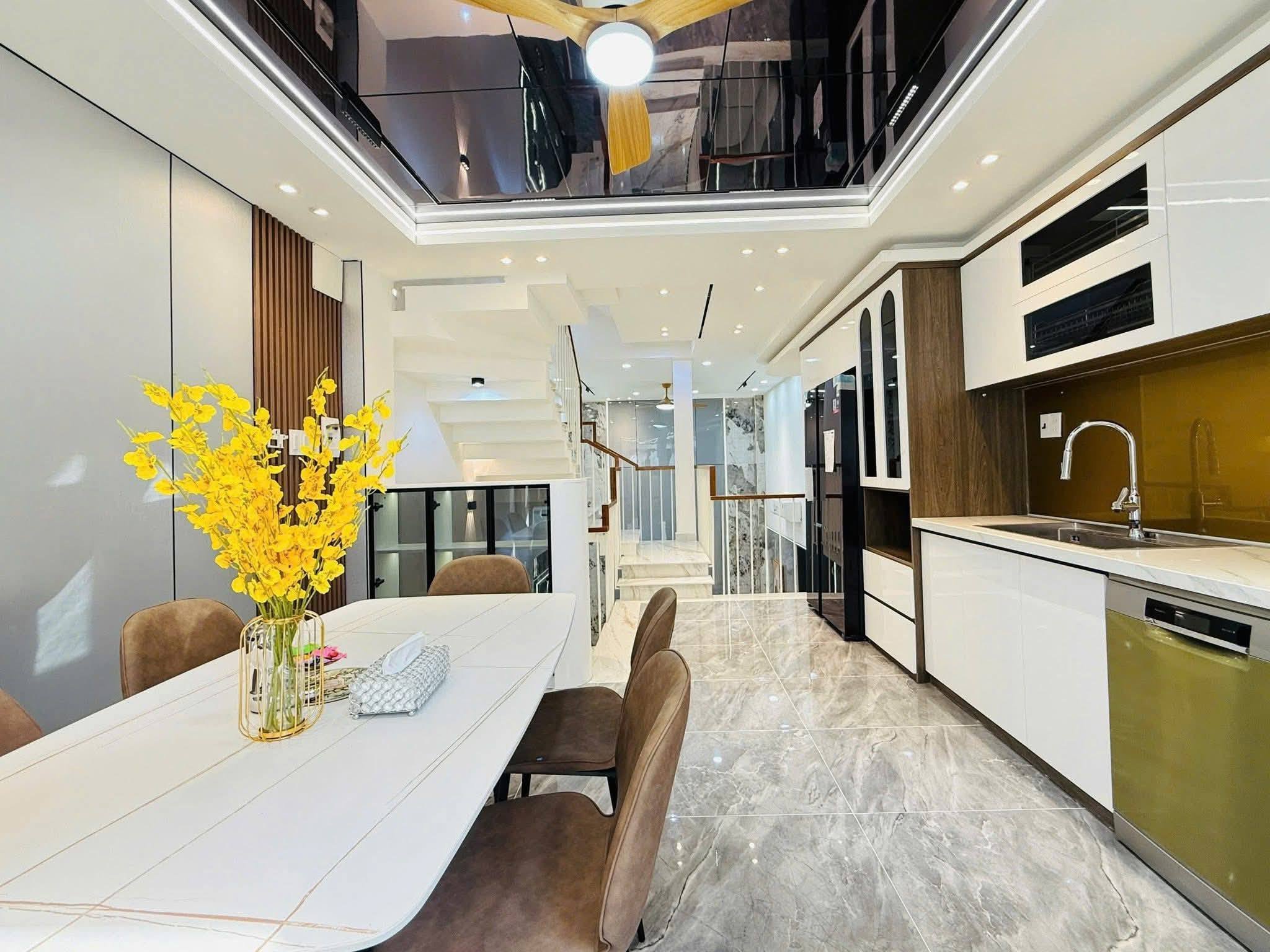 Nhà đẹp THanh Xuân, DT60M x 6 tầng, gara oto, thang máy, gần Vương Thừa Vũ, để ở - cho thuê - kinh doanh