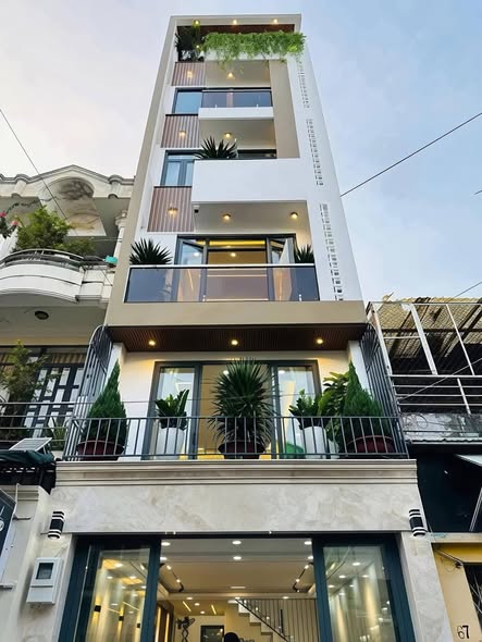 Siêu hiếm, bán nhà Hoàng Hoa Thám, ô tô vào nhà, thang máy, chỉ 21 tỷ