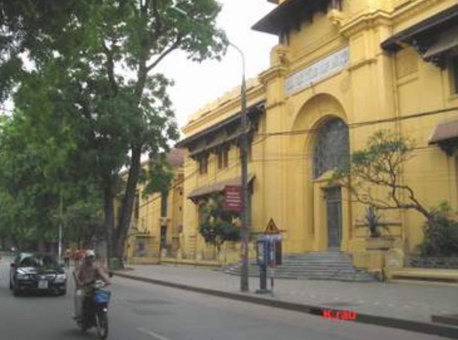 Cách 10m ra phố Lê Thánh Tông – trung tâm Hoàn Kiếm, đi bộ ra hồ Gươm chỉ phút mốt.