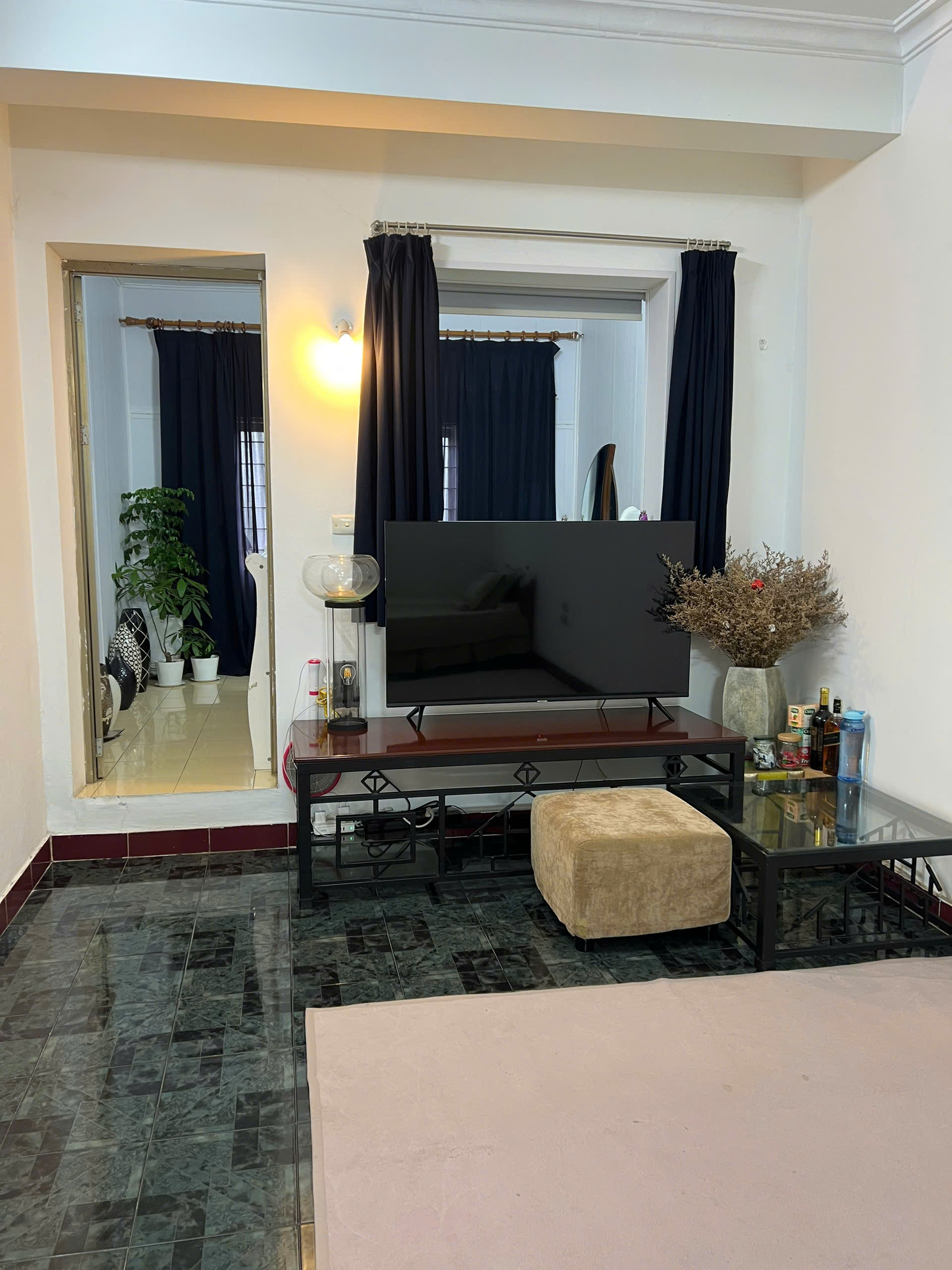 Cho thuê căn hộ Tập thể Công An tầng 5, mặt phố Nguyên Hồng, Láng Hạ, Đống Đa